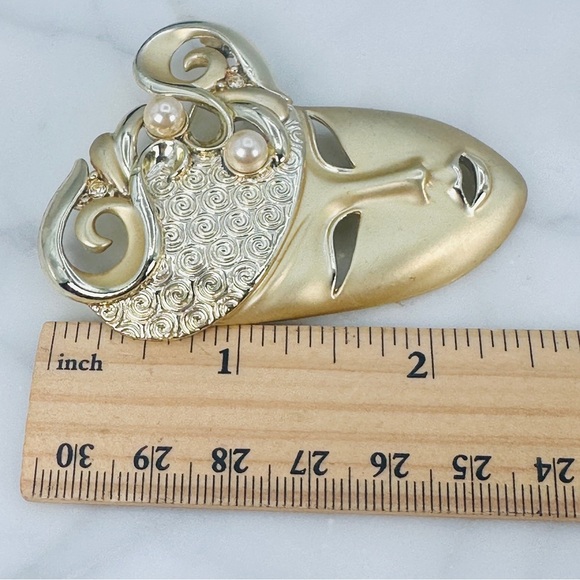 Woman Face Mask Brooch Pin Scroll Faux Pearl Rhinestone Accent Gold Tone Theater - Picture 8 of 10